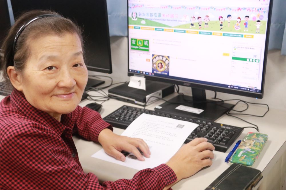 《圖說》楊秀清從電腦新手到出版社月刊編輯者，過程雖艱辛卻從學習中發掘出樂趣。〈教育局提供〉