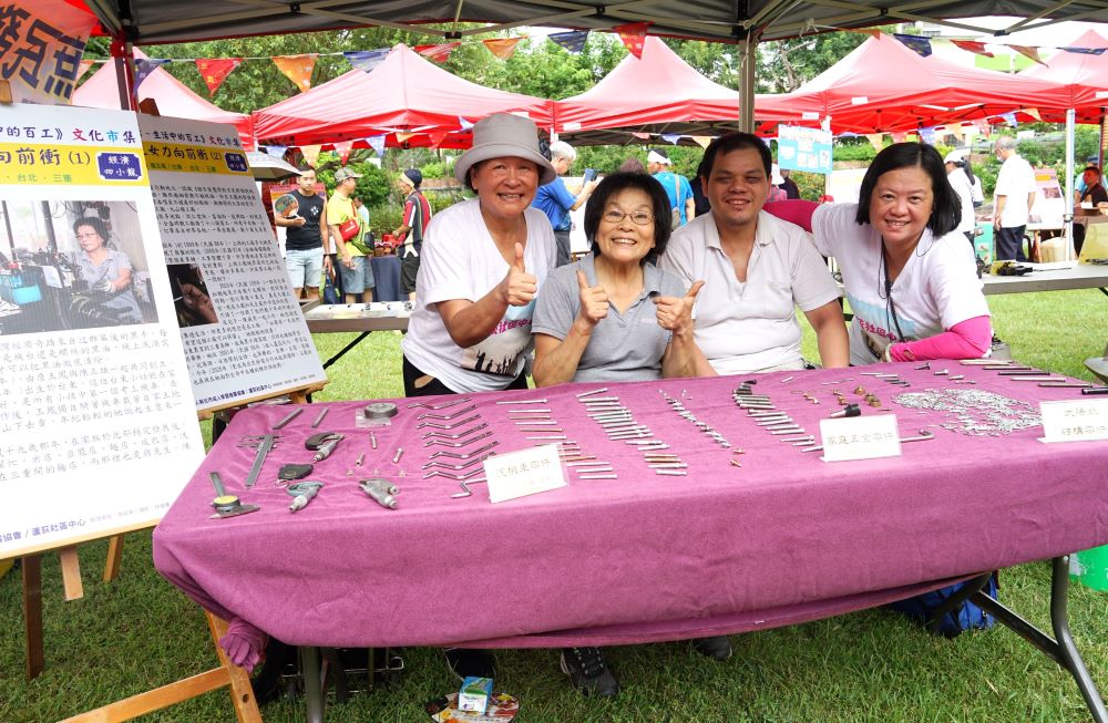 《圖說》詹玉鳳〈左二〉擔任百工文化市集攤主，於蘆洲李宅向民眾介紹車床文化。〈教育局提供〉