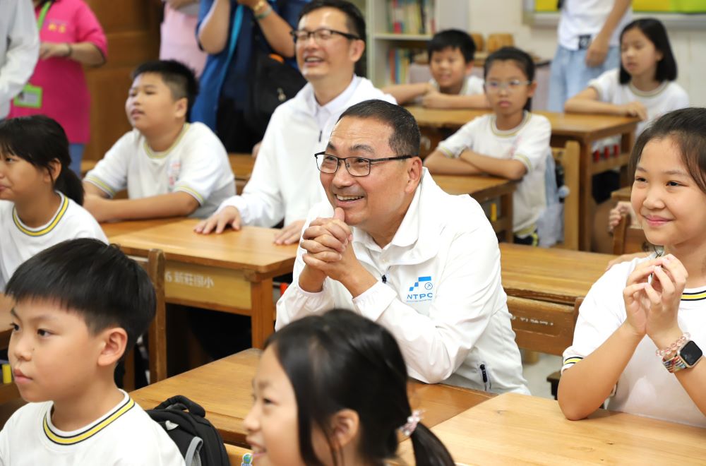 《圖說》全面汰換老舊課桌椅打造「坐得專心、學得安心」校園學習環境。〈教育局提供〉