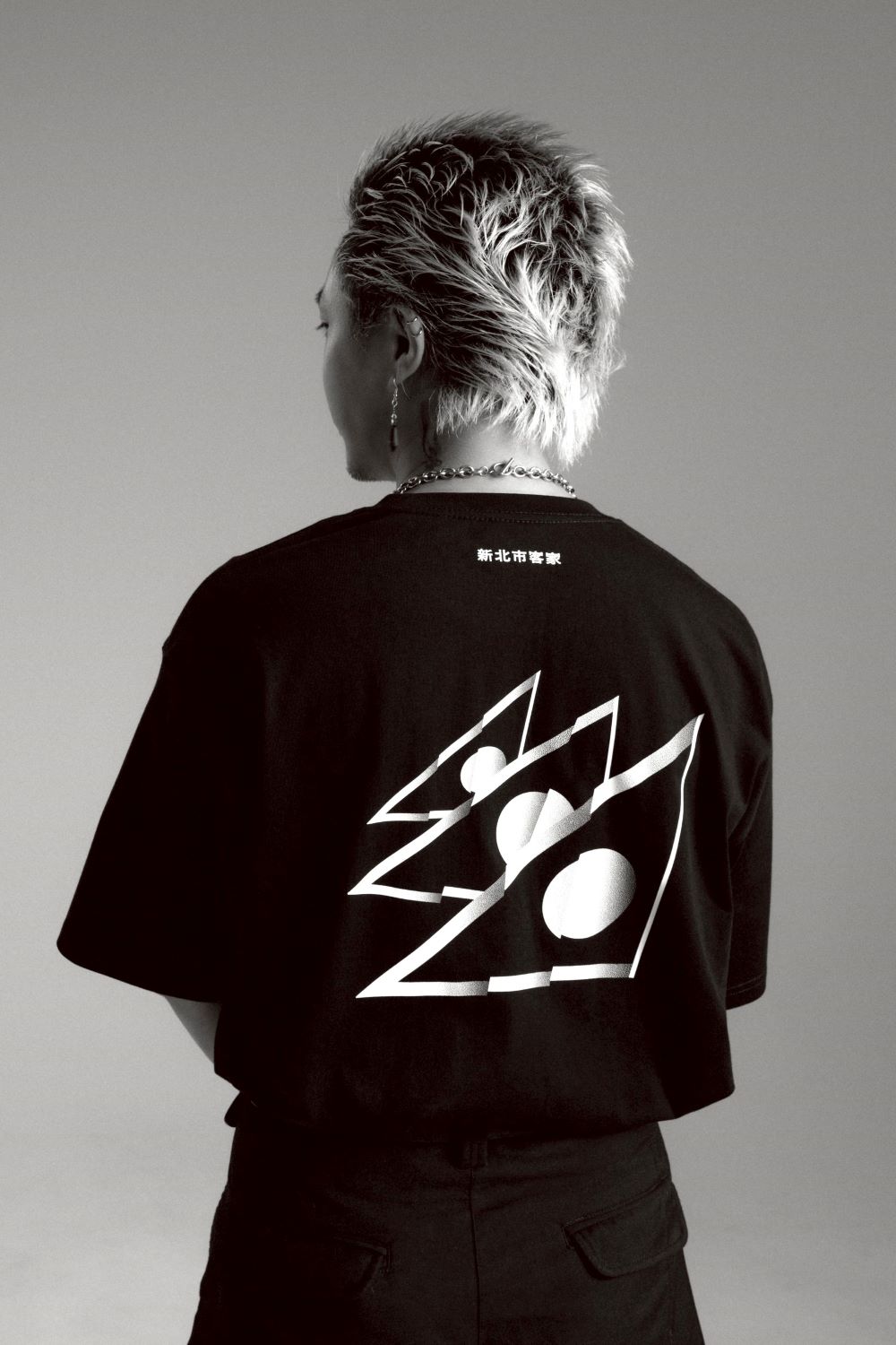 《圖說》以今年義民祭的主視覺「黑令旗」延伸製作而成的工作服。〈客家局提供〉