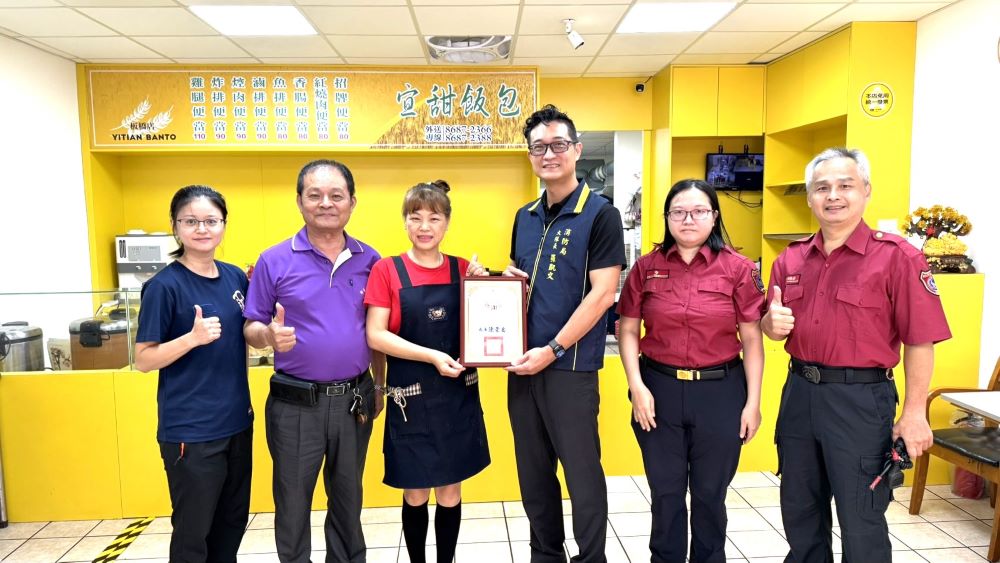 《圖說》第一大隊長羅凱文感謝「宜甜飯包」提供便當，慰勞辛苦救災人員，讓專注搶救的消防弟兄們能即時補充體力。〈第一大隊提供〉