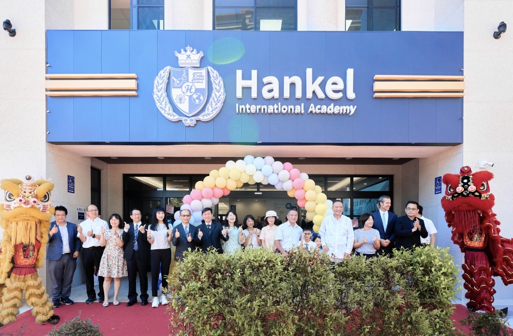 ▲翰科實驗教育機構於林口舉行教育大樓啟用揭牌典禮。教育界、企業界及地方人士齊聚一堂，共同見證K12國際教育新地標的誕生。