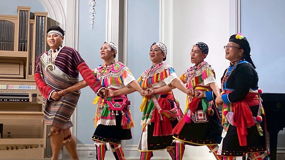 《圖說》台灣原住民族音樂與舞蹈，首次在俄羅斯心臟地帶奏響。阿美族多聲部歌謠、泰雅族口簧琴與勇士舞，日前於莫斯科柴可夫斯基音樂學院拉赫曼尼諾夫音樂廳登場，座無虛席，觀眾報以如雷掌聲。〈楊孟哲提供〉