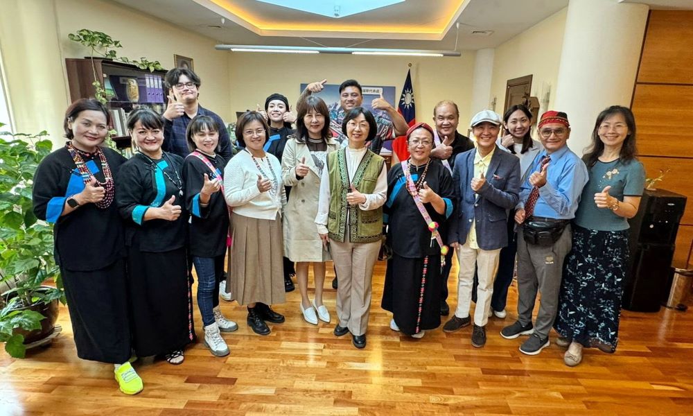 《圖說》第19屆「聚友」國際音樂節8月24日舉辦「台灣之夜—原住民文化音樂祭」，紀念已故總統蔣經國留俄百年。此行得力於駐俄羅斯代表處協力甚多，訪問團專程前往代表處拜會。〈楊孟哲提供〉