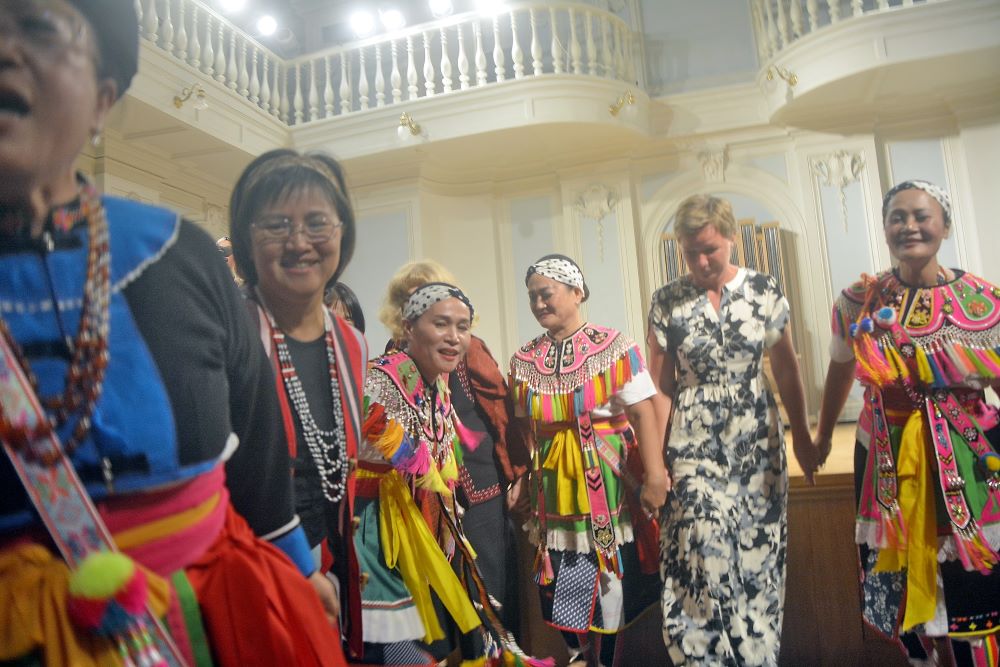 《圖說》第19屆「聚友」國際音樂節8月24日舉辦「台灣之夜—原住民文化音樂祭」，演出吸引逾200人，包括學界、商界及旅俄僑胞。當觀眾隨旋律舞動，甚至俄羅斯孩童也拉著母親加入舞圈。〈楊孟哲提供〉