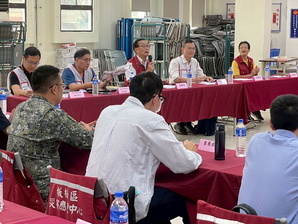 《圖說》板橋區境況模擬兵棋推演，由板橋區區長陳奇正主持〈前排左三〉 。〈板橋公所提供〉