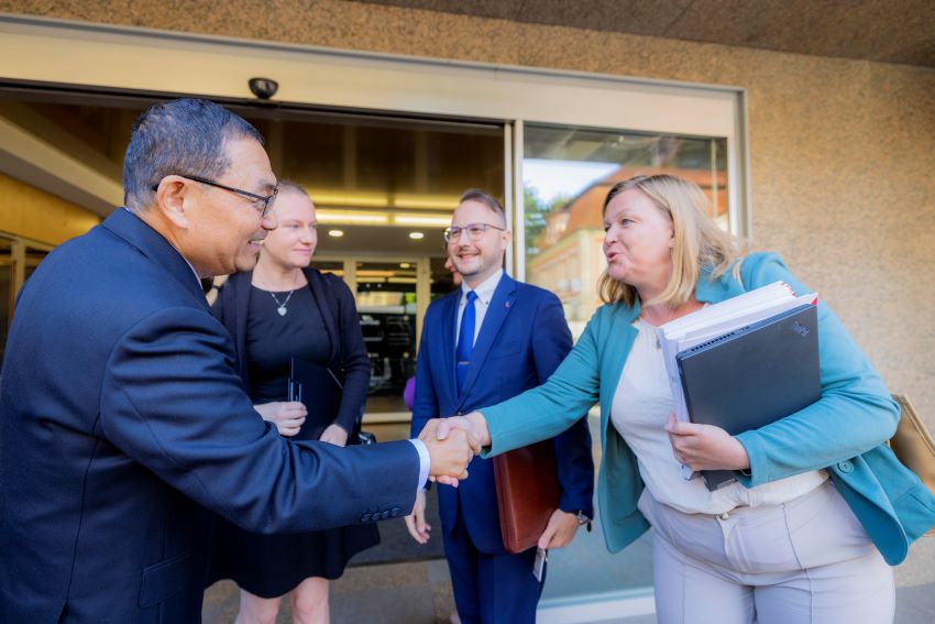 《圖說》新北市長侯友宜率市府團隊拜訪捷克投資促進局及捷克外人投資協會，針對目前兩國的產業佈局交流，也進一步討論未來可能拓展合作的領域。〈新聞局提供〉
