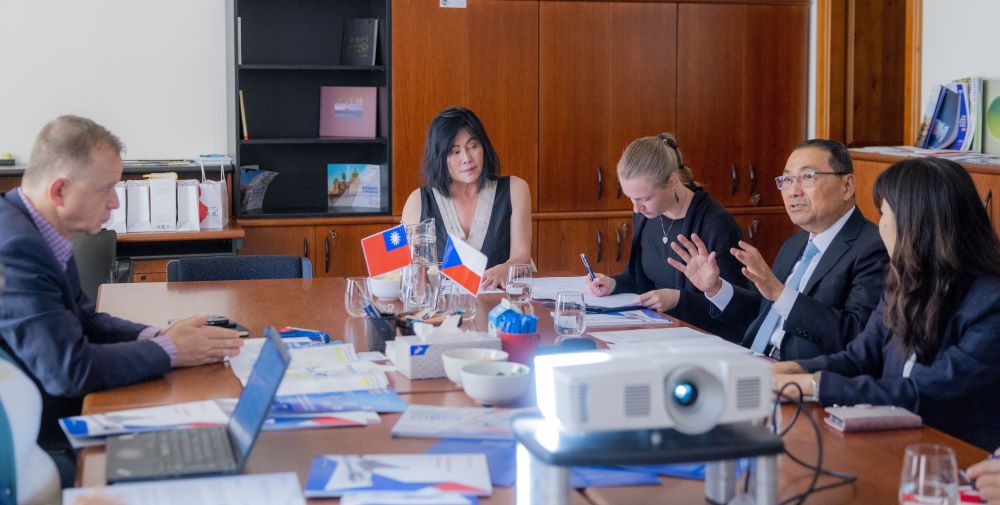 《圖說》侯友宜表達，新北的產業期待更快速鏈結捷克在地產業，強化雙邊供應鏈合作，加速拓展歐洲市場。他也說明，台灣和捷克在 ICT、AIoT 與智慧醫療、精密製造、工業自動化及生技臨床等領域各具優勢，若能深化鏈結，將有助於共同開發高階產品與創新應用。〈新聞局提供〉