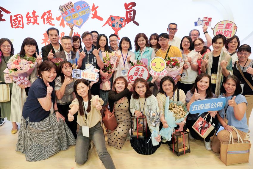 《圖說》新北市多位區長到場為獲獎同仁加油鼓勵。〈社會局提供〉