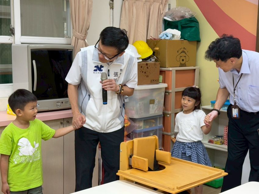 《圖說》張明文局長與校長及小幫手一起在教室尋找教育輔具-特製課桌椅。〈教育局提供〉