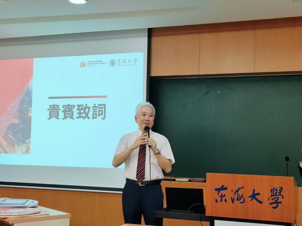 %E5%9C%96%E8%AA%AA%E4%BA%8C%EF%BC%8C%E6%9D%B1%E6%B5%B7%E5%89%AF%E6%A0%A1%E9%95%B7%E5%8A%89%E6%AD%A3%E8%A6%AA%E8%87%AA%E5%87%BA%E5%B8%AD%EF%BC%8C%E5%BC%B7%E8%AA%BF%E8%B7%A8%E5%A2%83%E6%95%99%E8%82%B2%E7%9A%84%E9%87%8D%E8%A6%81%E6%80%A7%EF%BC%8C%E5%8B%89%E5%8B%B5%E5%9C%A8%E5%A0%B4%E8%8F%81%E8%8B%B1%E5%AD%B8%E5%93%A1%E6%8A%8A%E6%8F%A1%E5%9C%8B%E9%9A%9B