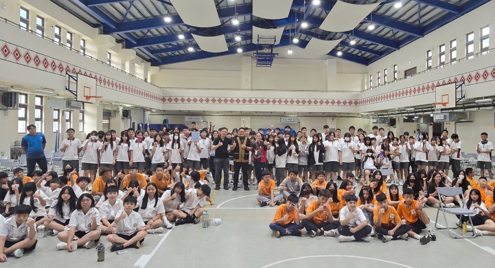 圖▲魯瑪夫博士與羅浮高中師生合影。