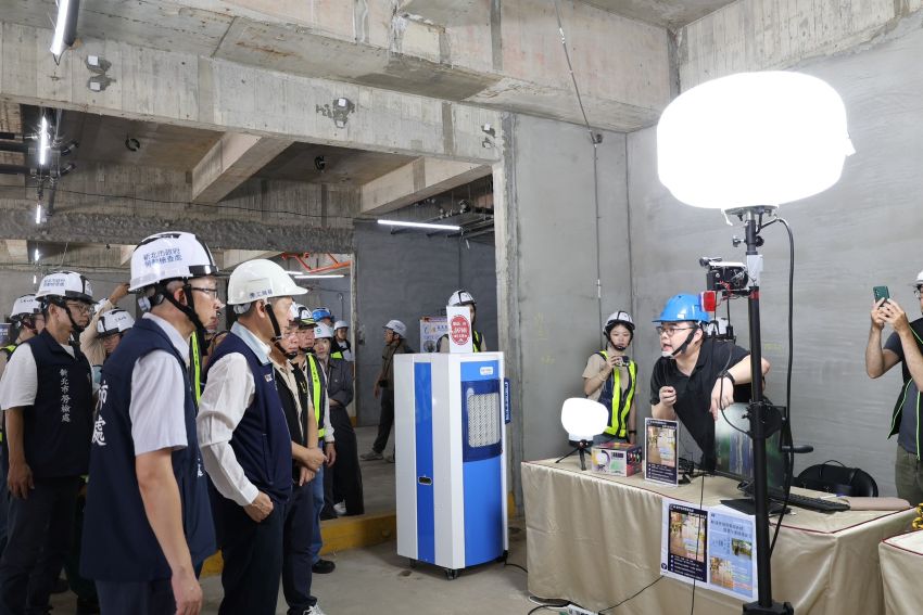 《圖說》陳瑞嘉等人參觀設施。〈勞工局提供〉