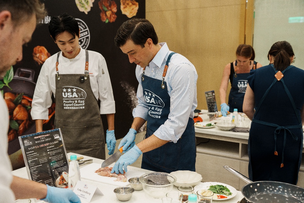 ▲主廚楊盛堯（左）指導次長林德伯格（右）料理美國雞肉，一同體驗美國雞肉的美味魅力。(圖/美國家禽蛋品出口協會提供)
