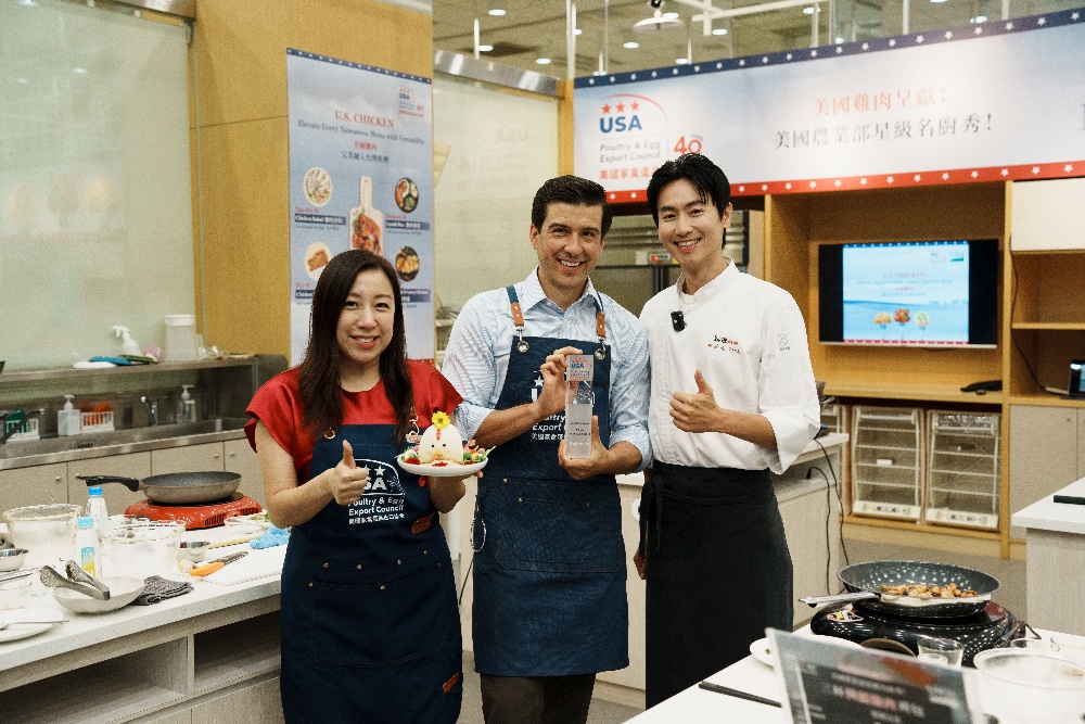 ▲由次長林德伯格親手製作的三杯美國雞肉刈包，以可愛造型的擺盤驚豔全場，榮獲最佳擺盤獎；USAPEEC香港及台灣總監江嘉詠（左）與主廚楊盛堯（右）一同頒獎見證。