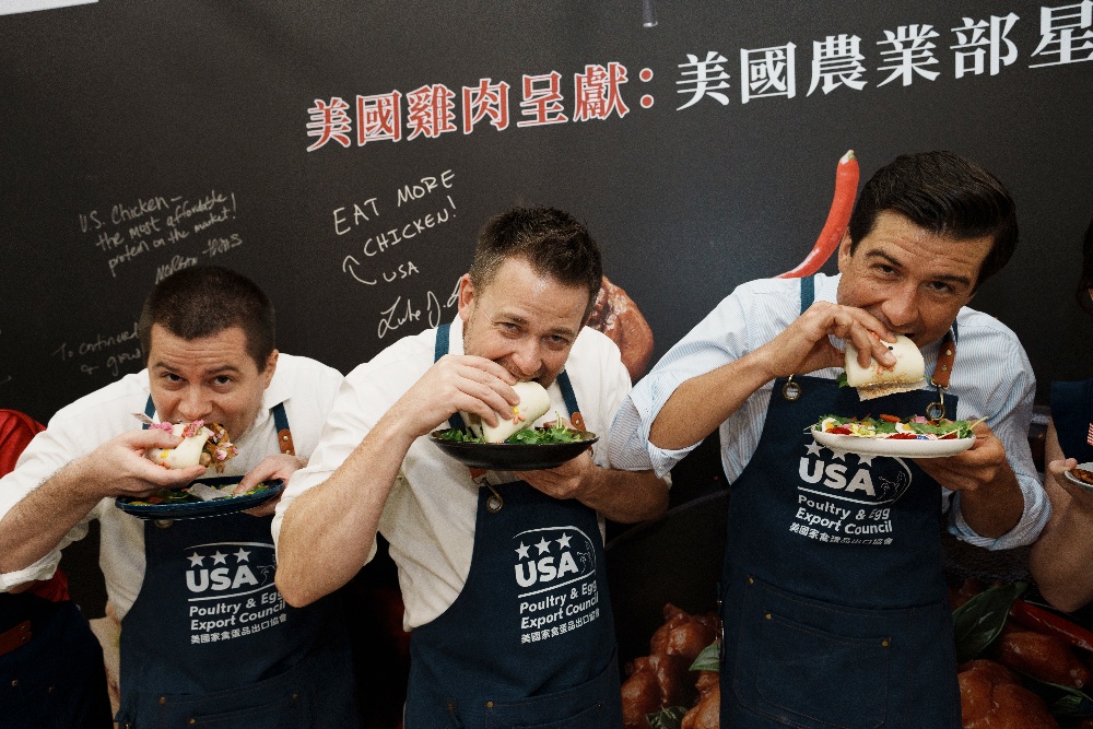 ▲美國在台協會農業組 副組長 白皓宇（左）, 組長 漢夢閣（中）, 次長林德伯格（右）開心品嚐三杯美國雞肉刈包，大讚美味。