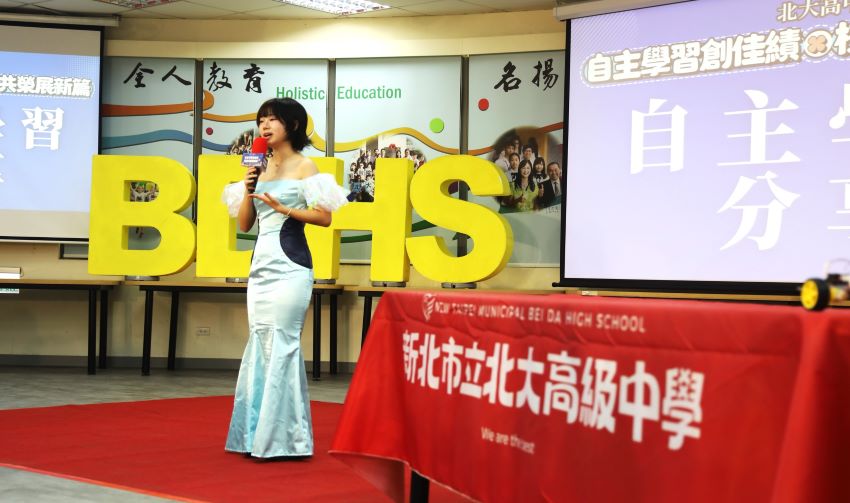 《圖說》高二陳品妡自主學習成果分享自製禮服。〈教育局提供〉