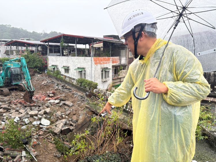 《圖說》大地技師公會技師芮嘉航接獲通知，清晨趕赴現場監控社區擋土牆及邊坡變化。〈工務局提供〉