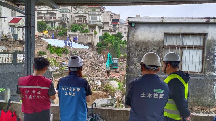 《圖說》考量安全，新店錦繡、碧瑤社區今日清晨擴大預防性撤離，目前已撤離53戶、136人，工務局與專業技師公會在場密切監控環境變化。〈工務局提供〉