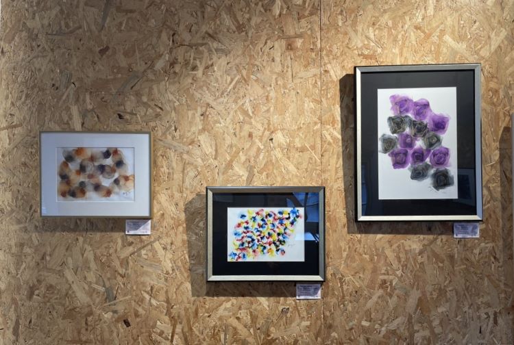 《圖說》展覽作品以酒精墨水為主要媒材，運用色彩暈染、堆疊與自然流動的形式，象徵心念的轉化與情緒的流動。〈文化局提供〉