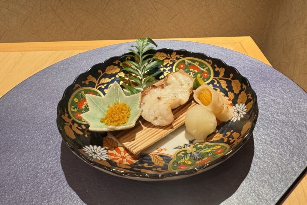 JR%E5%9C%96%E8%AA%AA6 %E9%B9%BD%E7%87%92%E4%B9%9D%E7%B9%AA%E9%AD%9A%E4%BB%A5%E6%9D%89%E6%9D%BF%E7%87%92%E7%85%99%E7%87%BB%E6%9C%A8%E8%B3%AA%E9%A6%99%E6%B0%A3%E8%88%87%E6%B2%B9%E8%84%82%E6%BB%B2%E5%85%A5%E9%AD%9A%E8%82%89 1024x683 1