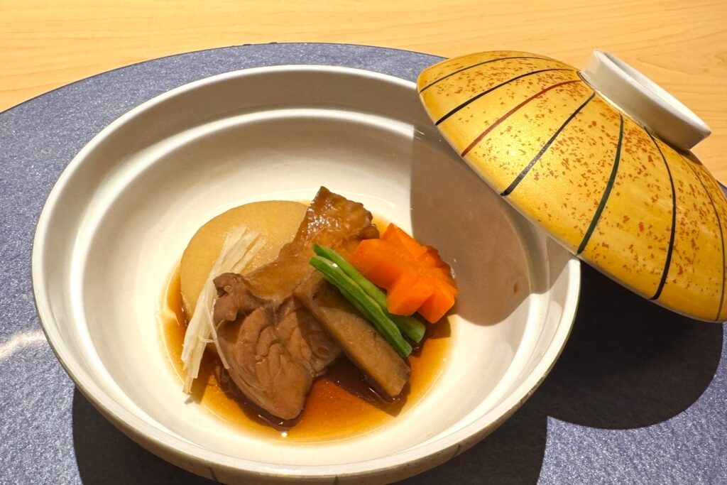 JR%E5%9C%96%E8%AA%AA8 %E4%B9%9D%E7%B9%AA%E9%AD%9A%E7%85%AE%E4%BB%98%E4%BB%A5%E9%86%AC%E6%B1%81%E6%85%A2%E7%85%AE%E6%B7%A1%E6%B7%A1%E8%96%91%E9%A6%99%E8%A5%AF%E6%89%98%E9%AD%9A%E8%82%89%E7%9A%84%E7%B4%B0%E8%86%A9%E5%BD%88%E6%80%A7 1024x683 1