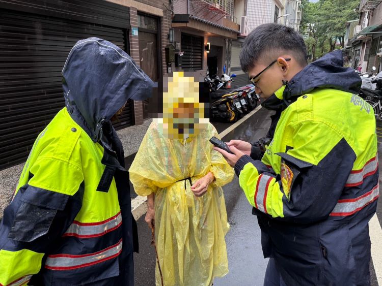 《圖說》埔墘所員警尋獲在雨中徘徊的老婦。〈海山分局提供〉