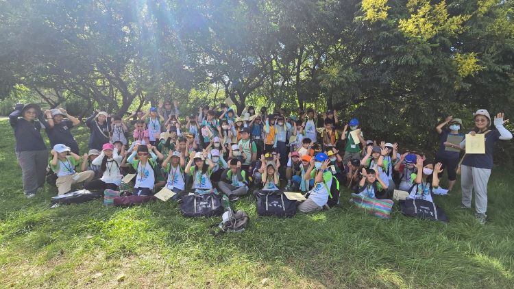 《圖說》胡秀芳老師(個人組特優獎)帶領團隊學生認識鹿角溪人工濕地，了解生態環境的重要性。〈環保局提供〉