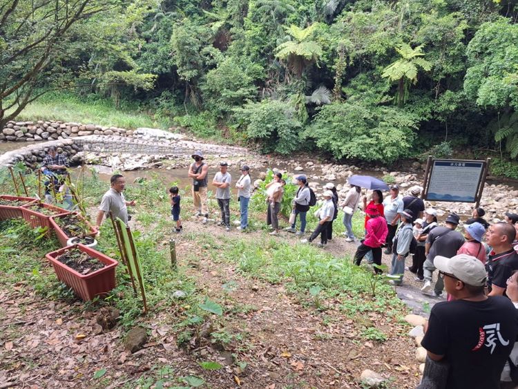 《圖說》平溪區紫東社區發展協會(社區組特優)透過復育艷紅鹿子百合、螢火蟲，逐步實踐環境永續。〈環保局提供〉