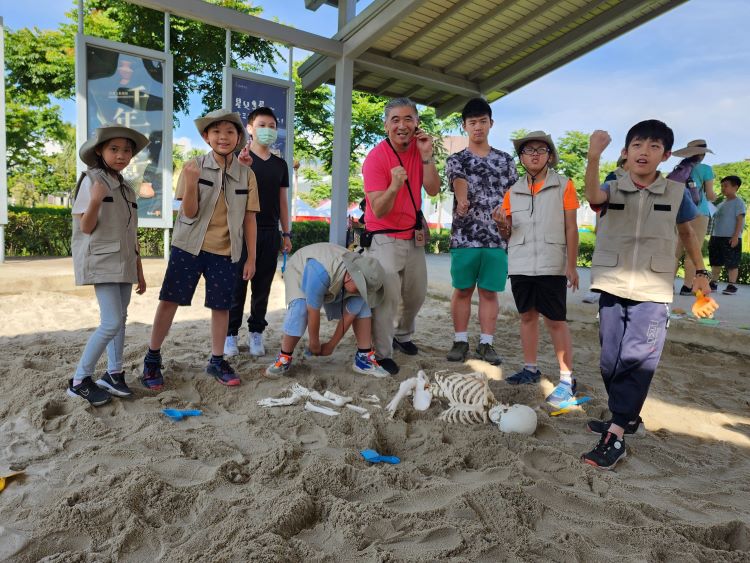 《圖說》新北市立十三行博物館(機關(構)組特優)設計考古學家職人體驗課程，深受歡迎。〈環保局提供〉