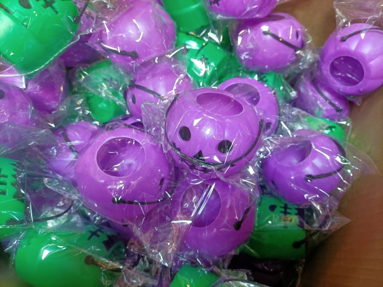 《圖說》南瓜燈提籃，未標示「商品名稱、製造商或進口商+(名稱、地址、電話)、原產地、主要成份或材料、製造年月、淨重、容量、數量或度量」等資訊。〈經發局提供〉