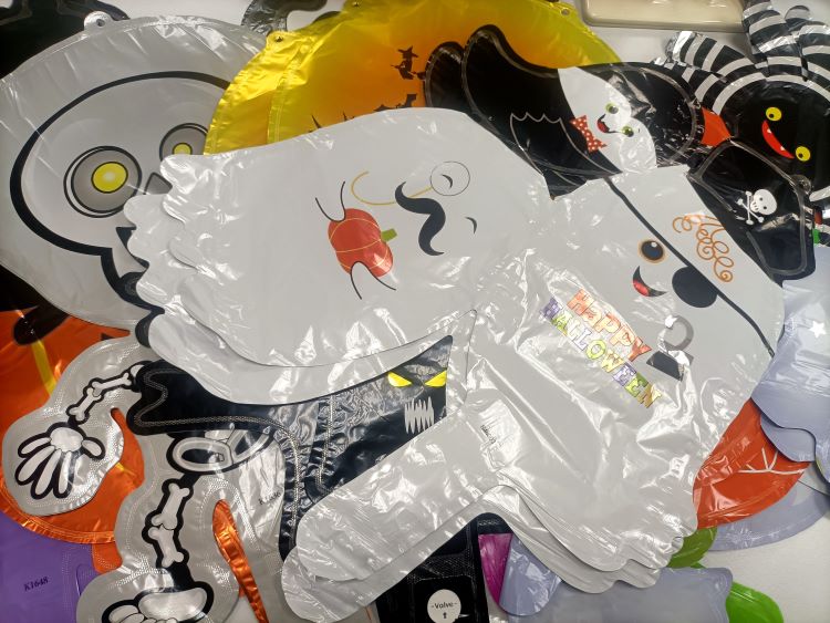 《圖說》氣球，未標示「商品名稱、製造商或進口商+(名稱、地址、電話)、原產地、主要成份或材料、適用之年齡、使用方法或注意事項、警告標示」等資訊。〈經發局提供〉