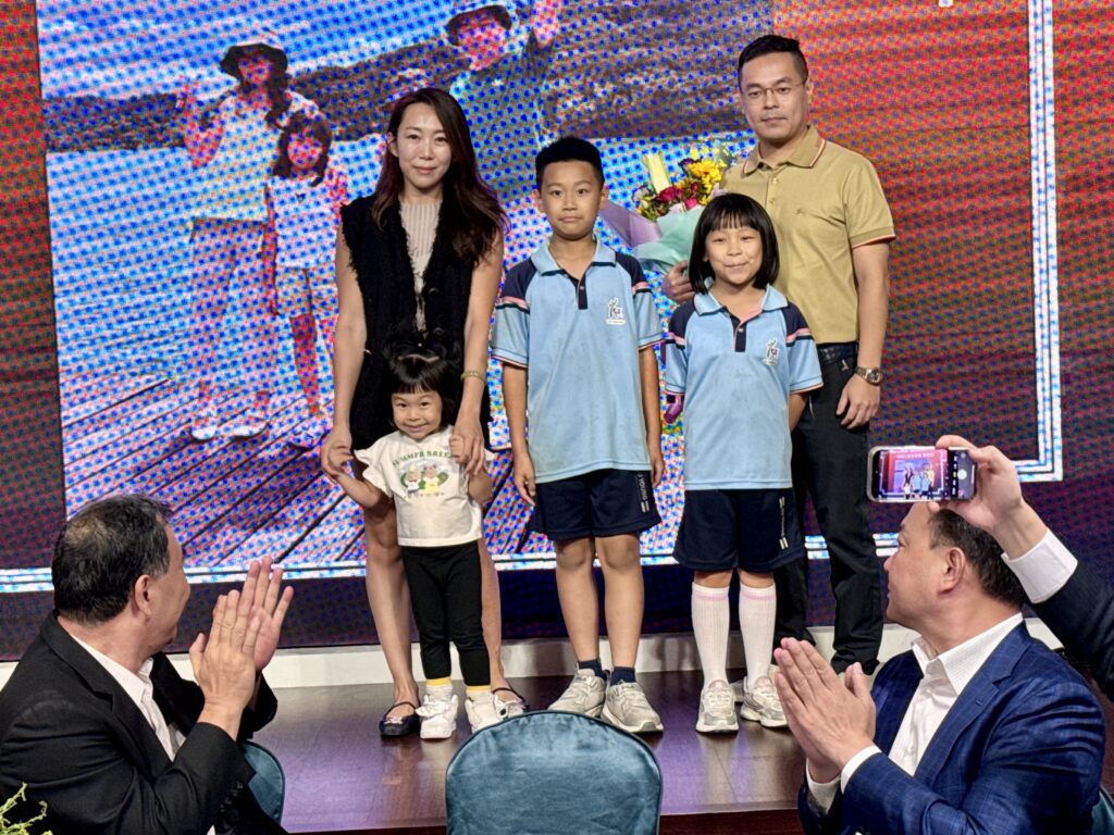 %E9%84%AD%E5%95%9F%E5%AE%8F%E5%B0%B1%E4%BB%BB%E9%B9%BF%E9%99%BD%E5%9C%8B%E5%B0%8F%E9%A6%96%E5%B1%86%E5%AE%B6%E9%95%B7%E6%9C%83%E9%95%B7%EF%BC%8C%E5%A4%AA%E5%A4%AA%E5%92%8C%E5%AD%A9%E5%AD%90%E5%88%B0%E5%A0%B4%E7%8D%BB%E8%8A%B1%E7%A5%9D%E8%B3%80%E3%80%82