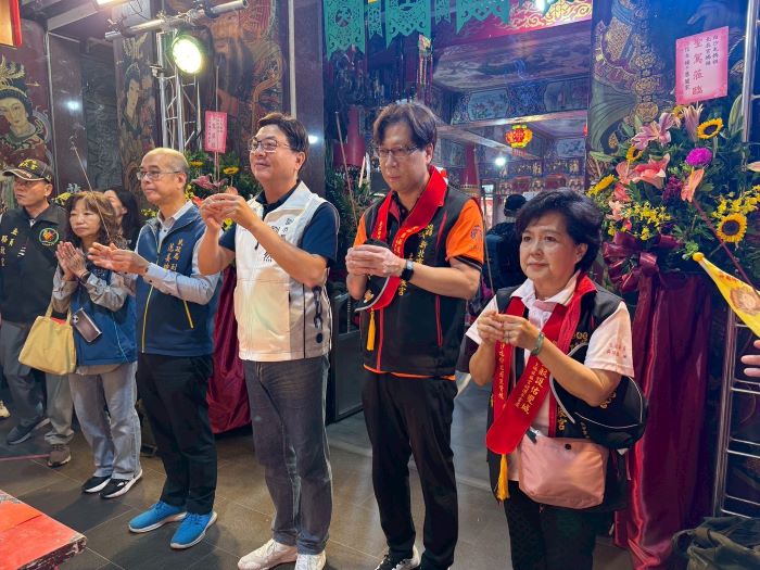 《圖說》新北市副市長劉和然今日至土城北辰宮參拜祈福，特別恭迎白沙屯拱天宮媽祖聖駕蒞。〈民政局提供〉