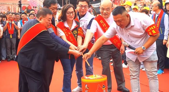 《圖說》劉和然與現場貴賓一同點燃起馬炮，祈願媽祖庇佑國泰民安、風調雨順，眾生安康喜樂。〈民政局提供〉