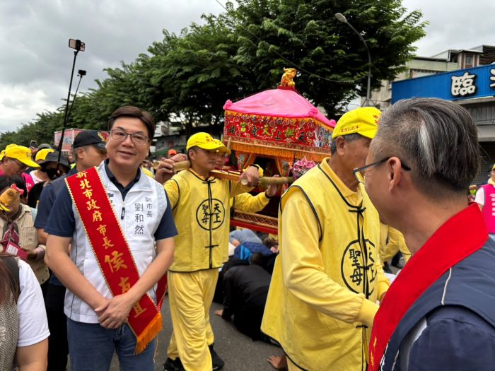 《圖說》副市長劉和然與「粉紅超跑」白沙屯媽祖神轎合影，祈祝活動圓滿順利、香火鼎盛。〈民政局提供〉
