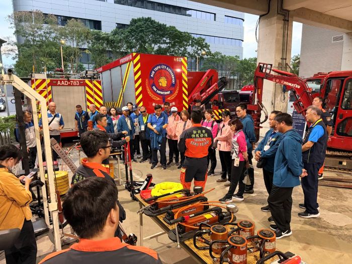 《圖說》連江縣消防局長曹典鈺與交流人員參觀新北市特種搜救隊器材及車輛。〈消防局提供〉