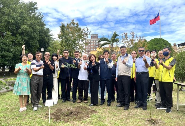 《圖說》活動亮點「為地球種下一顆樹」，象徵著榮家對長輩生命的尊重與呵護，陳桂美主任〈中〉、中右板橋榮家前主任張長林。〈板橋榮家提供〉