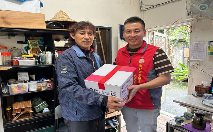 《圖說》新店區何中平輔導員(右)慰問居住危險地區之榮民(左)，並致贈關懷物資。〈新北榮服處提供〉