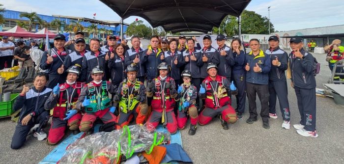 《圖說》新北市車禍救援隊完成高強度任務項目後合影留念，第二排中右消防局長陳崇岳。〈消防局提供〉