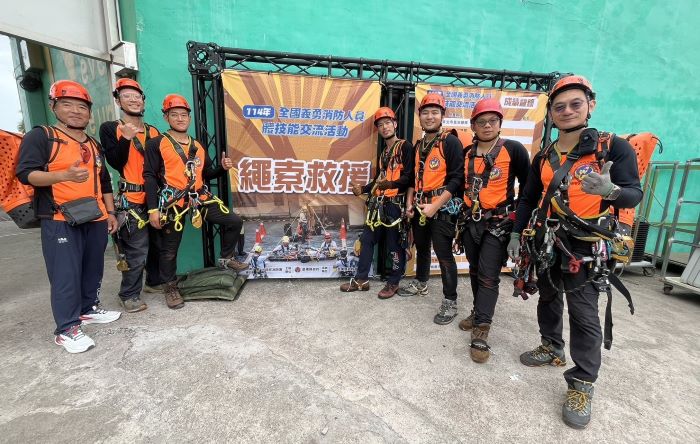 《圖說》新北市繩索救援隊整裝待發，專業裝備到位，展現高度協調與垂降救援實力。〈消防局提供〉