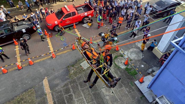 《圖說》新北市繩索救援隊進行高空吊掛患者移轉操作，技術純熟團隊配合精準。〈消防局提供〉
