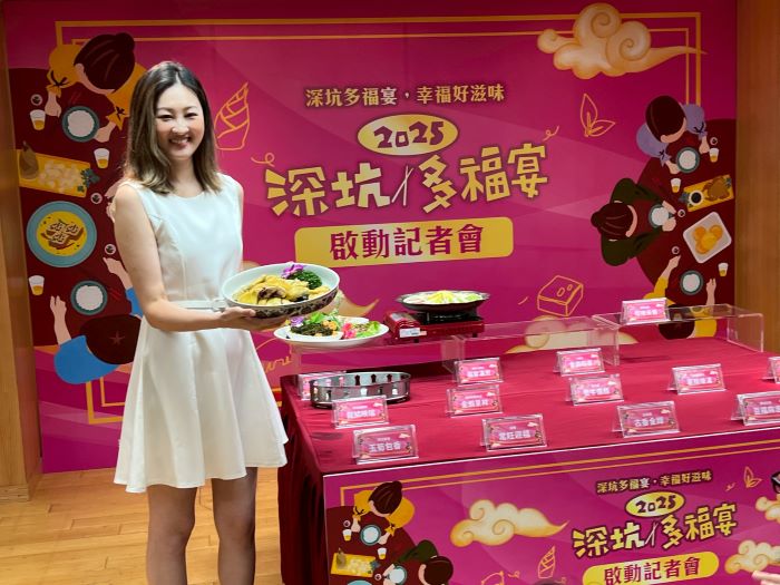 《圖說》模特兒端上可口美味。〈記者葉柏成攝〉