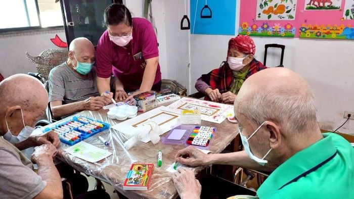 《圖說》八德榮家暖心織憶 工作人員用心陪伴長輩們進行各式創作。〈八德榮家提供〉