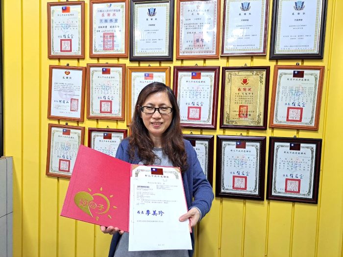 《圖說》新北市社會局實物銀行督導許紋諪特地將感謝狀送到天極佛堂，感謝近4年來持續捐贈物資。〈社會局提供〉