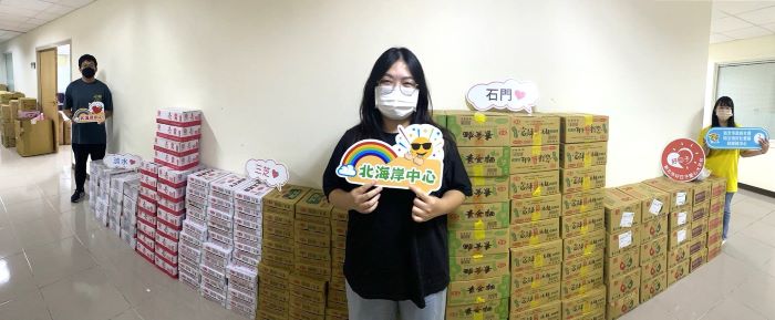 《圖說》天極佛堂請廠商直接將民生物資送到北海岸，社工黃伊苓等人開心的整理。〈社會局提供〉
