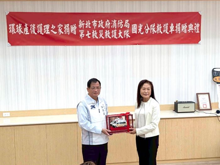 《圖說》陳崇岳局長回贈救護車模型。〈消防局提供〉