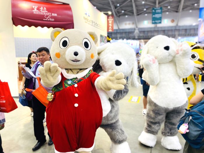 《圖說》新北觀旅局吉祥物「小客」不定時現身旅展，每日下午2點還有集結國內外超人氣吉祥物大遊行--圖為2024資料照。〈觀旅局提供〉