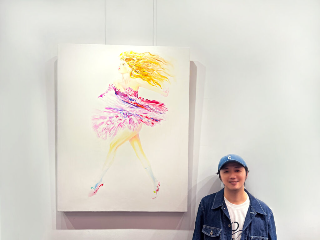 %E8%97%9D%E8%A1%93%E5%AE%B6%E8%95%AD%E5%BF%97%E5%A4%AB%E5%92%8C%E5%B1%95%E5%87%BA%E7%9A%84%E6%99%82%E5%B0%9A%E6%B2%B9%E7%95%AB%E5%80%8B%E5%B1%95%E4%BD%9C%E5%93%81%E3%80%82%E5%9C%96%EF%BC%9A%E8%95%AD%E5%BF%97%E5%A4%AB%E6%8F%90%E4%BE%9B