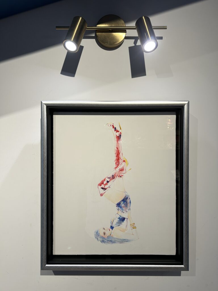 %E8%95%AD%E5%BF%97%E5%A4%AB%E8%9E%8D%E5%85%A5%E8%B7%A8%E5%B9%B4%E4%BB%A3%E7%9A%84%E6%99%82%E5%B0%9A%E6%80%9D%E7%B6%AD%EF%BC%8C%E4%BD%BF%E6%9C%8D%E8%A3%9D%E8%88%87%E5%A7%BF%E6%85%8B%E5%B1%95%E7%8F%BE%E6%96%B0%E5%BC%B5%E5%8A%9B%EF%BC%8C%E5%9C%96%E7%82%BA%E5%B1%95%E5%87%BA%E4%BD%9C%E5%93%81%E3%80%82%E5%9C%96%EF%BC%9A%E8%95%AD%E5%BF%97%E5%A4%AB%E6%8F%90